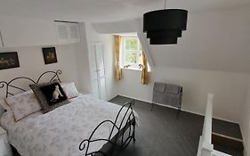 Charming Lincoln Cottage Family & Pet-Friendly
